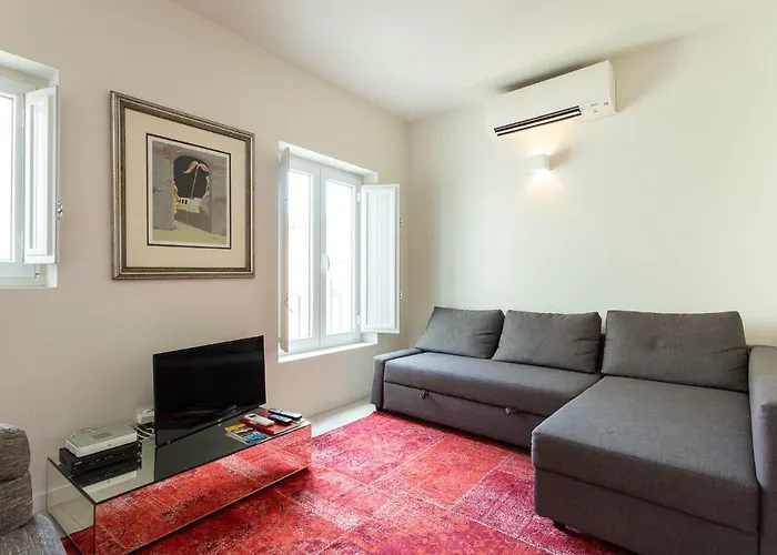 28 Tram Duplex Apartment Lisbon