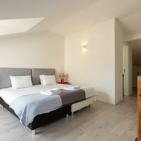 28 Tram Duplex Апартаменты